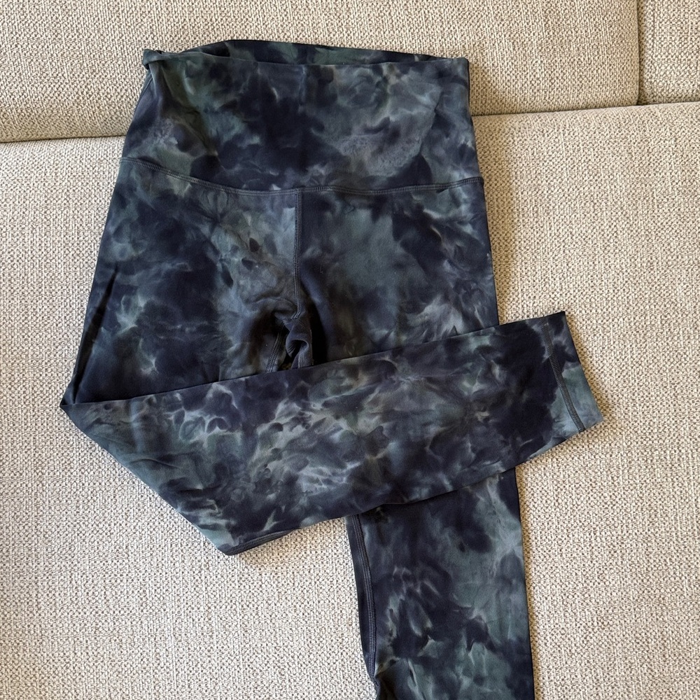 lululemon leggings- Black and Gray